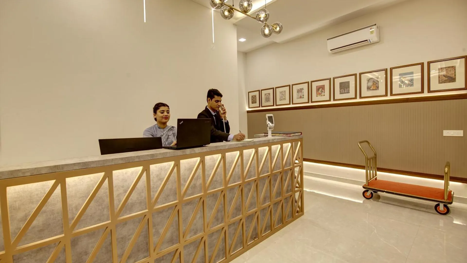 Saltstayz Premier - Golf Course Extension Road Gurgaon 4*,  India