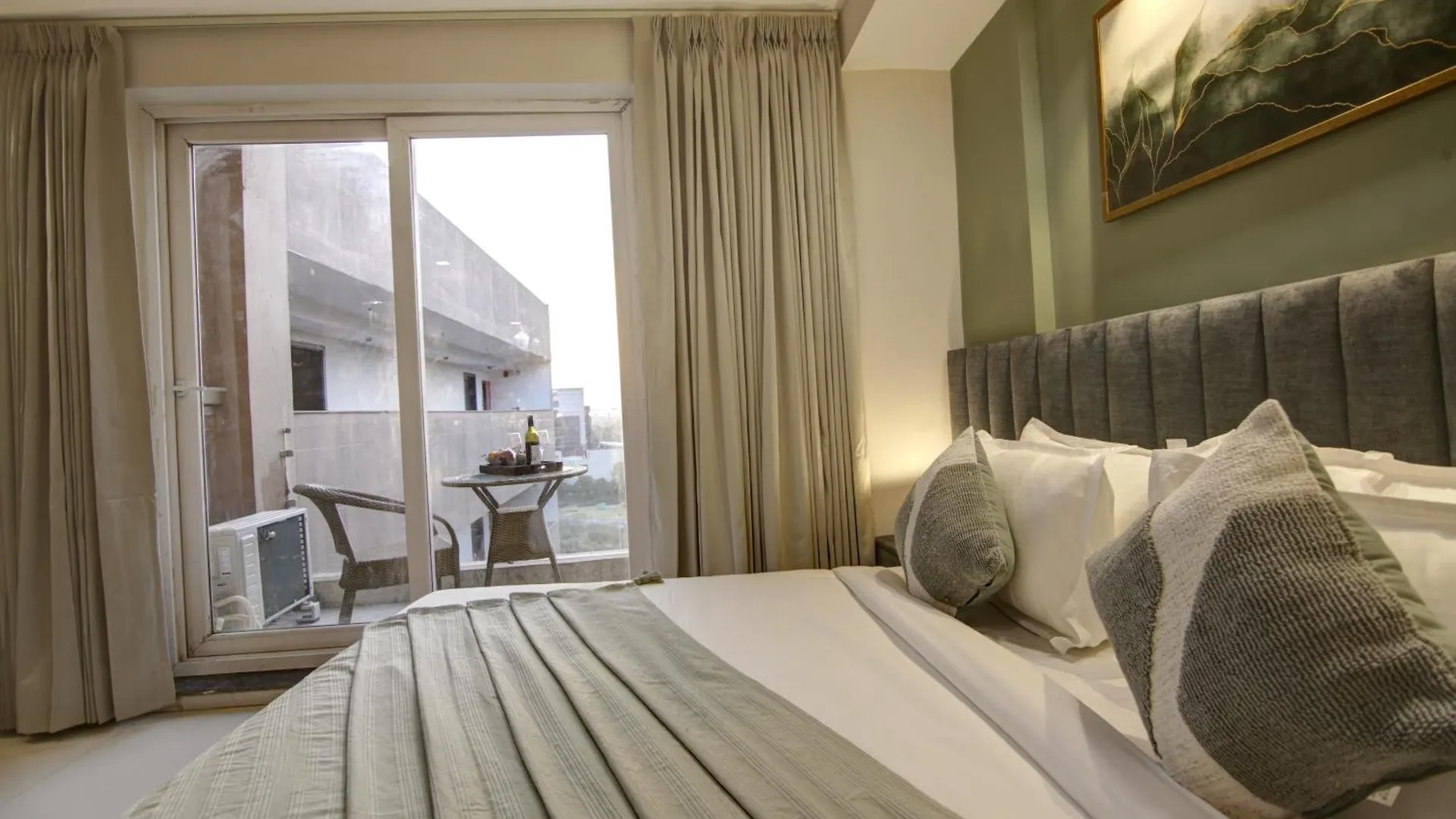 Saltstayz Premier - Golf Course Extension Road Gurgaon