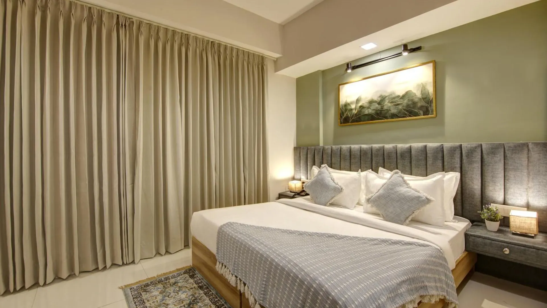 Hotel Saltstayz Premier - Golf Course Extension Road Gurgaon