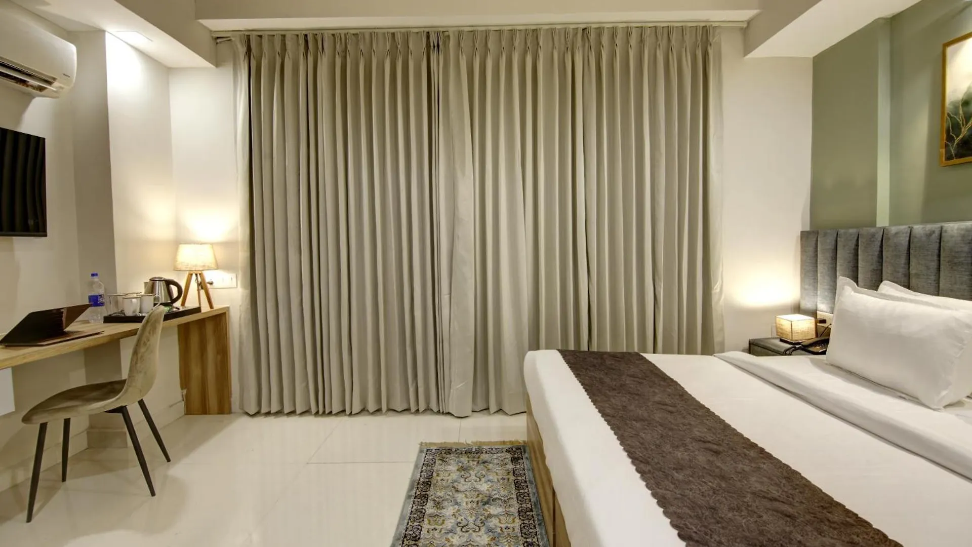 Saltstayz Premier - Golf Course Extension Road Gurgaon Hotel